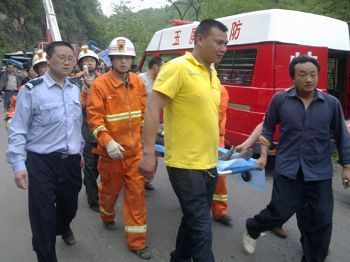 组图：两车相撞酿大祸 玉屏消防急救援