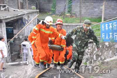 平塘牛棚煤矿透水困21人 消防紧急救援/图