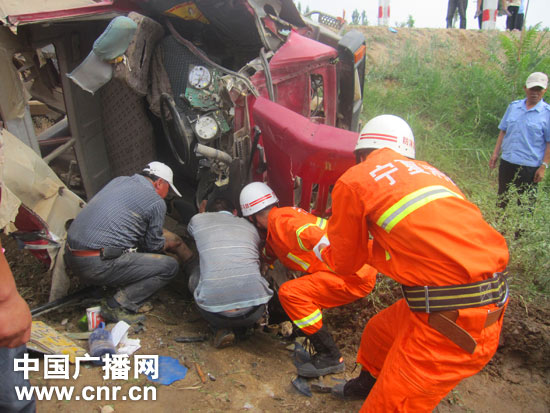 货车翻下3米路基侧躺稻田 消防火速救援