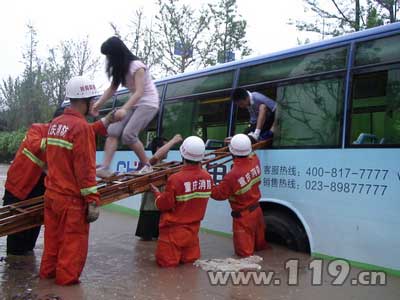 重庆暴雨大水淹公交 消防搭梯救乘客/图