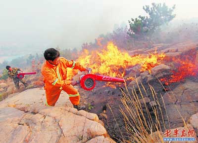 组图：崂山后山起大火 山火蔓延逼民宅