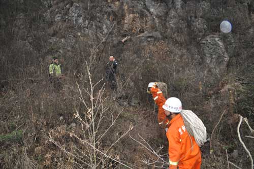 深山老林惊现无名男尸 倒挂百米山崖/图