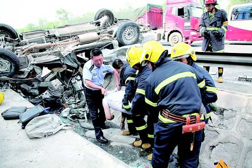 原太高速面包车翻进水沟 致2死1伤/图