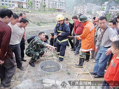 组图：男童跌落10米深井 消防竹篓巧施救