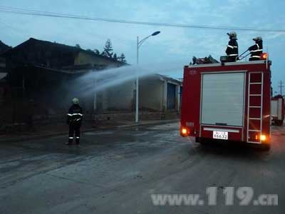 三宝钢铁厂车间爆炸 消防40分钟排险/图