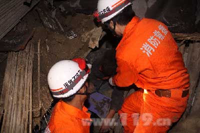 危房雨天坍塌埋2人 消防深夜紧急营救