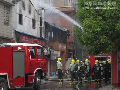 组图：昆明一餐馆突发大火 消防紧急救援