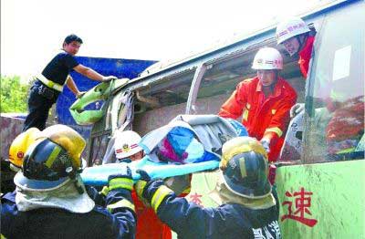 武黄高速客车追尾撞货车 4死13伤（图）