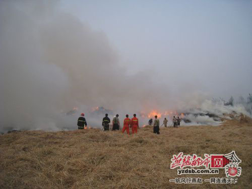 麦秸堆放天干物燥 邯郸连发数起麦秸大火