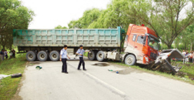 重型货车撞上“微面”导致7人死亡/图