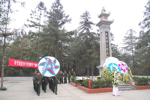 毕节消防特勤官兵清明时节祭英烈/图