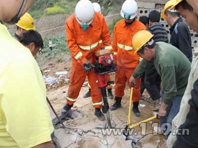 组图：房屋坍塌埋父子 消防紧急救援