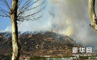 组图：泰山余脉发生多处大火 向泰山蔓延