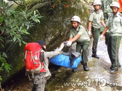 组图：26名驴友被困山中 南宁消防急救