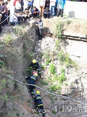 组图：大货冲下陡坡司机当场亡 消防艰难救