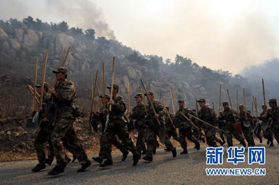 组图：秦皇岛山火面积超7000亩 万人扑救