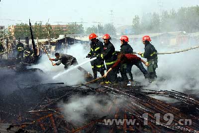 组图：木材旧货市场过火100千余平方米