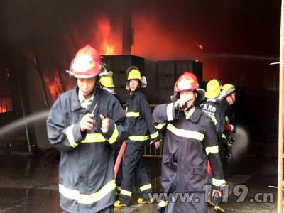 1000平米仓库起火 佛山消防营救百名工人