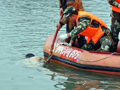 组图：工人强渡激流溺水 消防5天紧急搜救