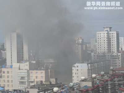 组图：昆明一餐馆突发大火 消防紧急救援