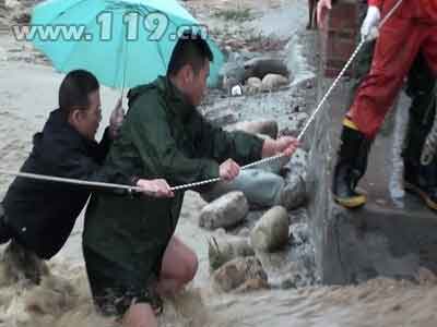 组图：洪水困采沙场4名工人 消防奋力营救