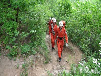 组图：7人困野长城 消防绝境成功救人