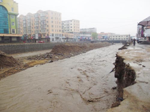 黔致57万人受灾 吉林永吉暴雨百姓出行难