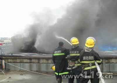 宾馆楼顶在建加层彩钢房起火 消防扑救