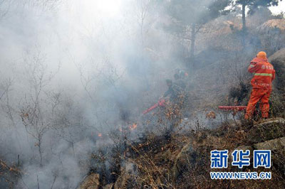 组图：秦皇岛山火面积超7000亩 万人扑救