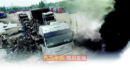 组图：蹊跷大火 烧毁3辆货车144辆摩托