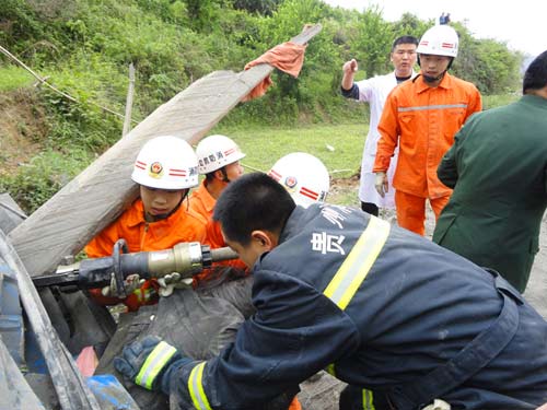 货车侧翻困住两人 施秉消防火速出击