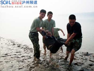 七旬老人身陷流沙十余小时 消防急救援/图