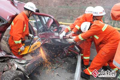 组图：楚大路两车追尾造成两死两伤