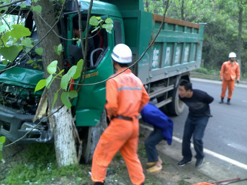 组图：大货撞树司机被卡 铜仁消防紧急排险