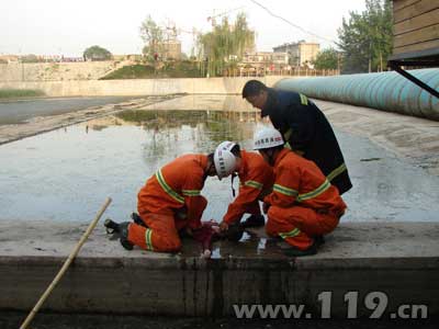 组图：小孩落水死亡 消防20分钟营救