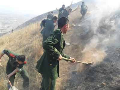 组图：青海草山突发大火 武警奋勇扑救