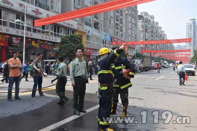 组图：商场脚手架起火 消防紧急扑救