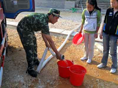 绿色身影闪现旱区 消防20余吨甘露解水荒