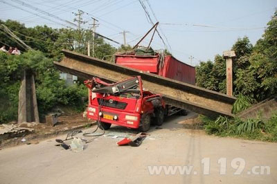 组图：八吨重引水渡槽压塌货车 消防救援