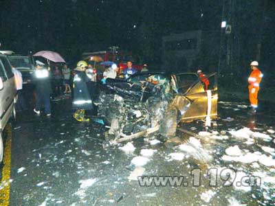 316国道两车相撞困7人 消防雨中紧急救/图