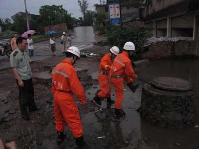 突降大雨水淹民宅 消防20分钟退水排险/图