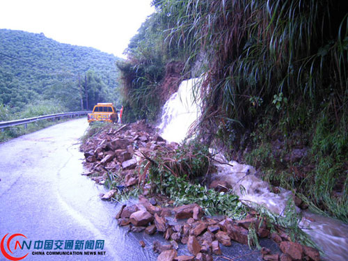 安吉：水毁公路塌方严重 消防抢险保畅