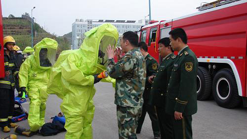 组图：化工厂泄漏 消防4小时紧急排险