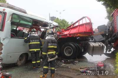 客货迎面相撞致6死11伤 消防紧急营救/图