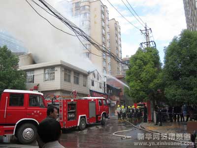 组图：昆明一餐馆突发大火 消防紧急救援