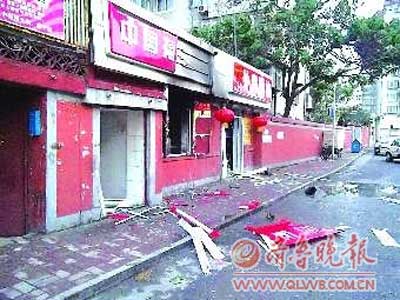 烤鸭店离奇爆炸冒火光 邻店遭殃（图）