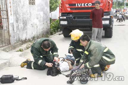 组图：自杀女纵火跳江 消防紧急施救