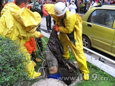 组图：3人困化粪池1人死 消防紧急救援