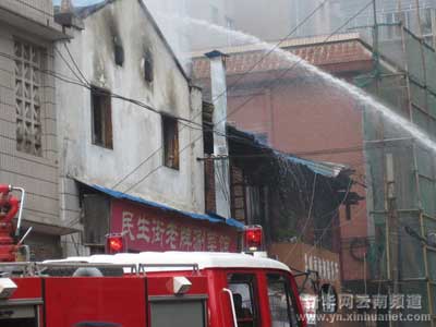 组图：昆明一餐馆突发大火 消防紧急救援