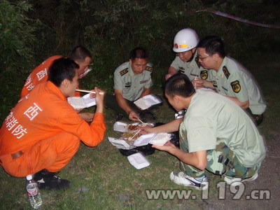 广西合山一煤矿坍塌22人被困 消防救援